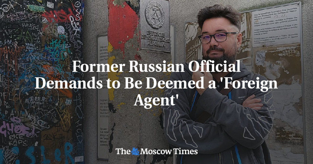 Former Russian Official Demands to Be Deemed a ‘Foreign Agent’