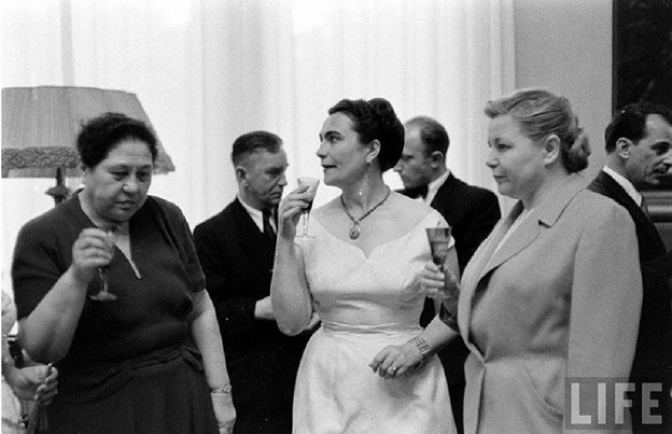 Polina Zhemchuzhina (after prison camp), Jovanka Broz (wife of Yugoslav leader Josip Broz Tito) and Soviet Culture Minister Katerina Furtseva at a Kremlin reception (1956) 