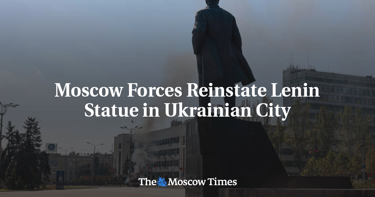 Moscow Forces Reinstate Lenin Statue in Ukrainian City