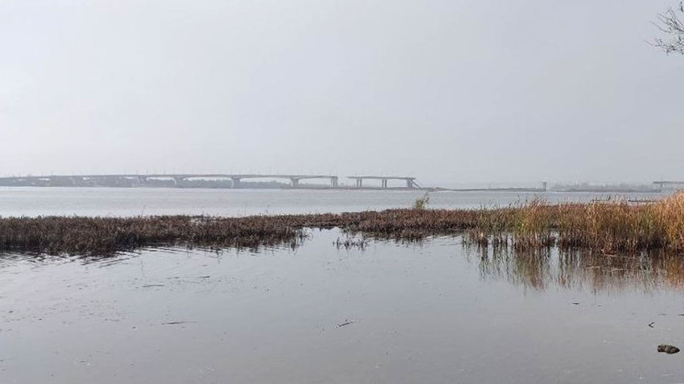  The destroyed Antonivskyi Bridge across the Dnipro River. t.me/suspilnekherson 