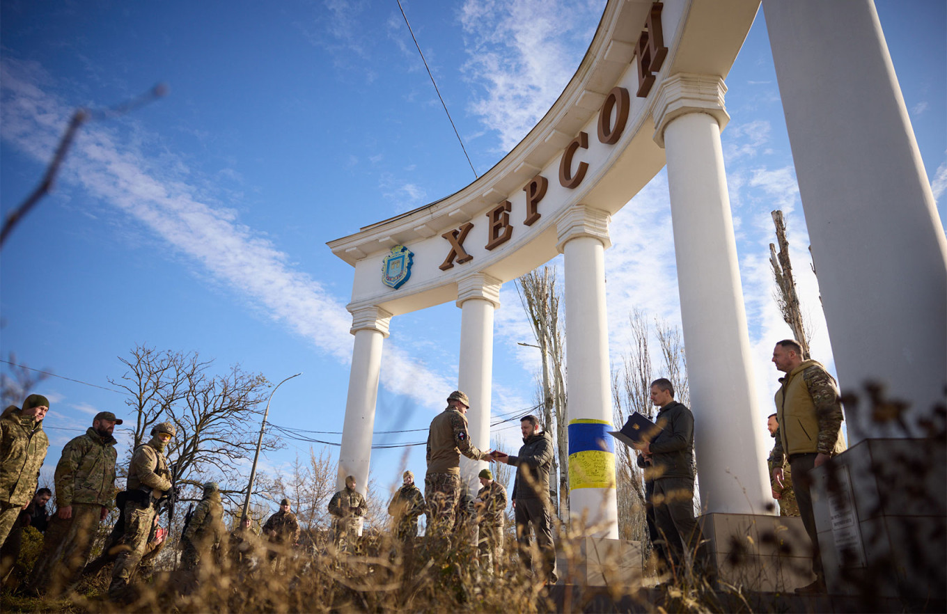  Ukrainian President Volodymyr Zelensky presenting awards to servicemen. President Of Ukraine / Flickr 