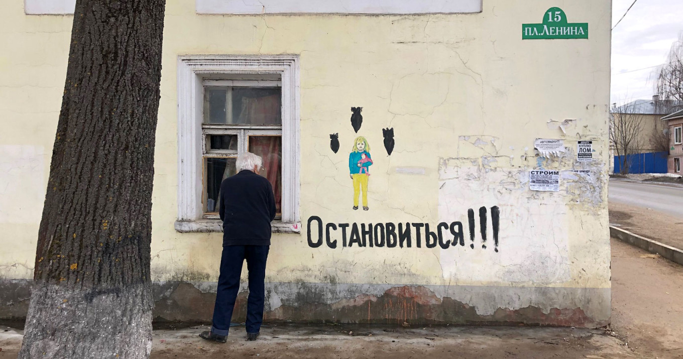  Vladimir Ovchinnikov next to his graffiti in Borovsk. Vladimir Ovchinnikov / Facebook 