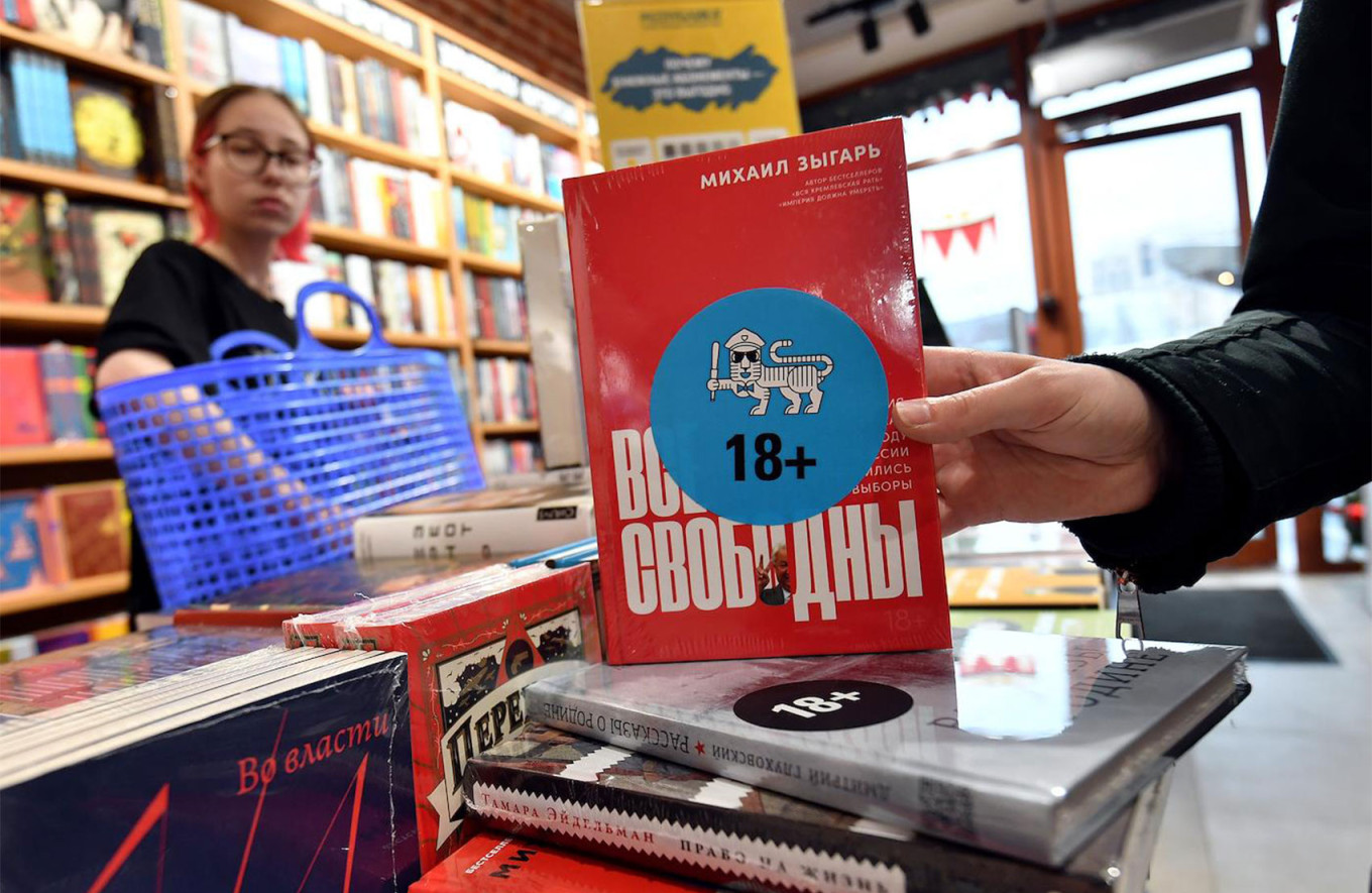  Books with an 18+ sticker in Moscow's Respublika bookstore. Irina Bujor / Kommersant 