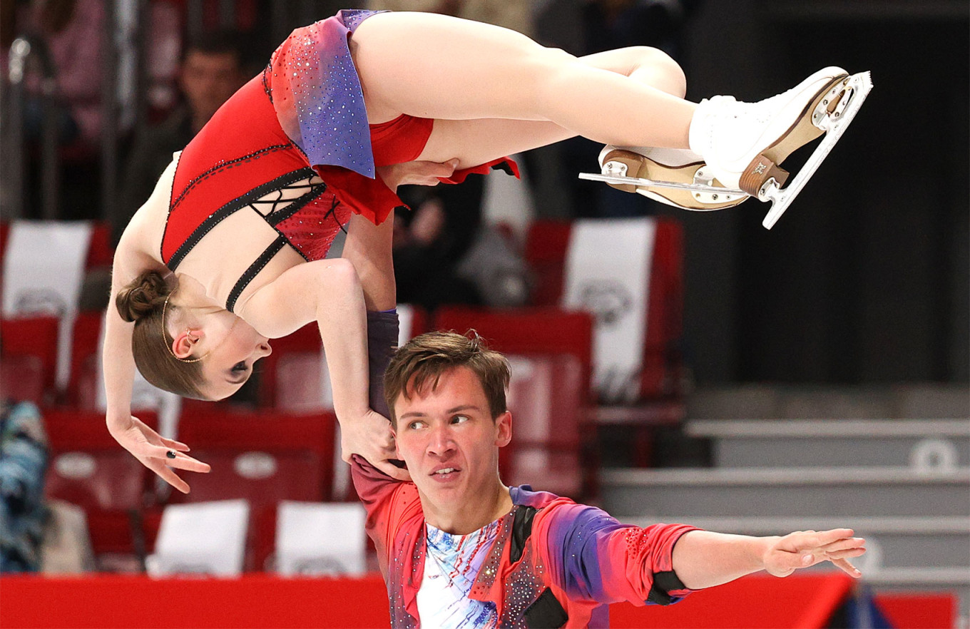  Pair skaters Yulia Artemyeva and Mikhail Nazarychev Sergei Bobylev / TASS 