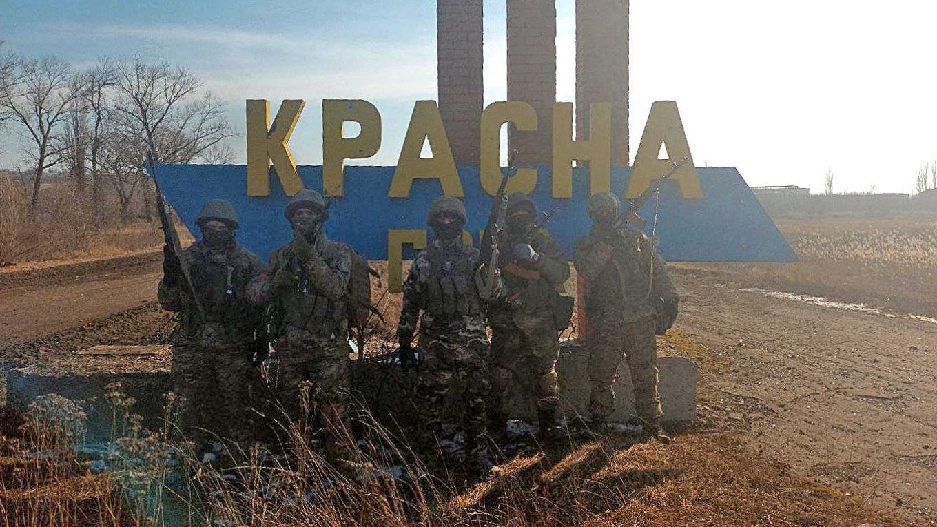  Wagner mercenaries pose at the entrance to the captured village of Krasna Hora. Concordgroup_official / Telegram 