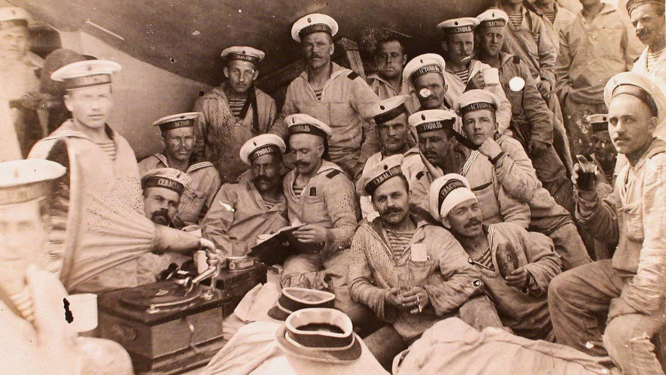  Sailors of the battleship "Sevastopol" Baltic Fleet (1915) Wikicommons 