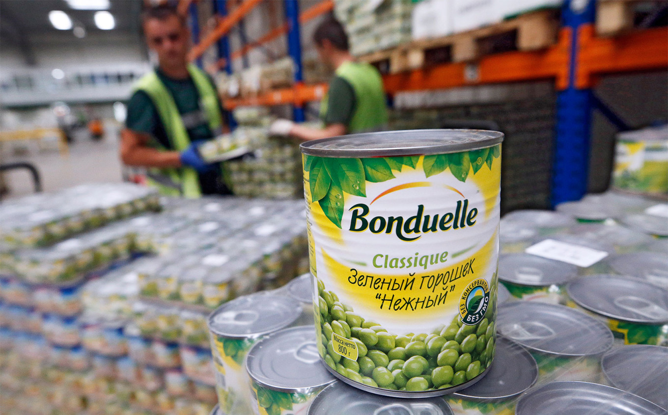  Canned green peas at a Bonduelle plant in the village of Novotitarovskaya. Valery Matytsin / TASS 