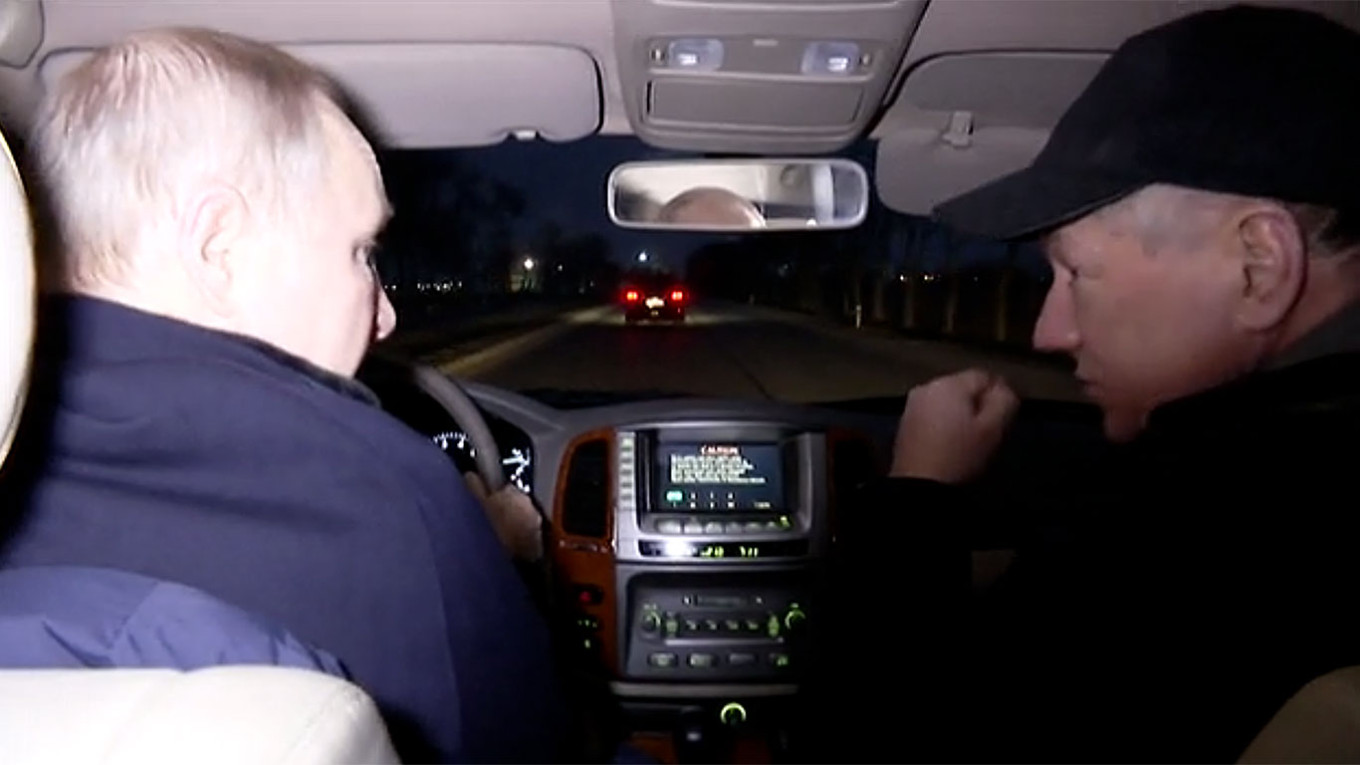  Putin (L) and Deputy Prime Minister Marat Khusnullin drive a car in the occupied city of Mariupol. kremlin.ru 
