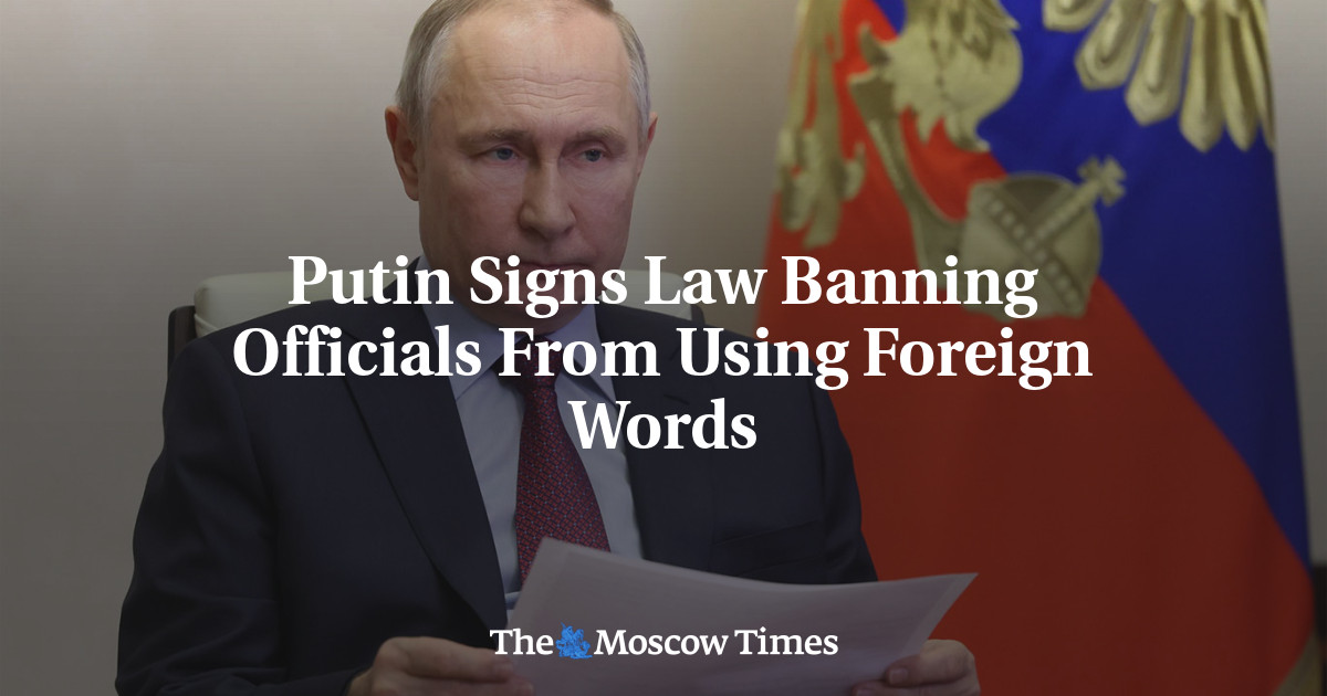 Putin Signs Law Banning Officials From Using Foreign Words