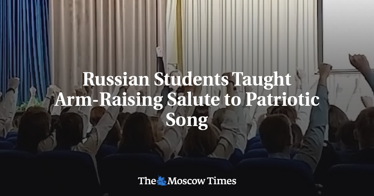 Russian Students Taught Arm-Raising Salute to Patriotic Song