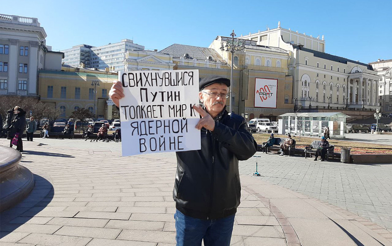  Oleg Orlov with a poster in central Moscow reading: "Crackpot Putin is pushing the world to nuclear war." Memorial Center / Telegram 