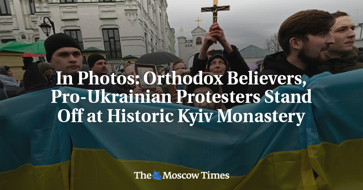 In Photos: Orthodox Believers, Pro-Ukrainian Protesters Stand Off at Historic Kyiv Monastery