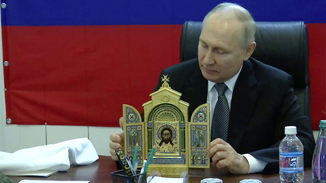  During his visit, Putin wished the military a happy Easter and gifted commanders a copy of an icon. kremlin.ru 