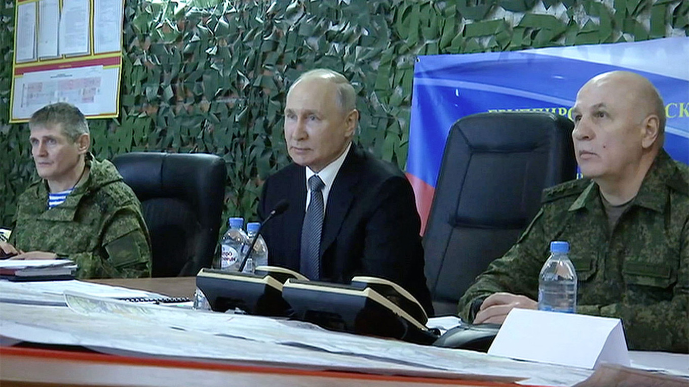  Putin speaking with generals in Russian-occupied Ukraine. kremlin.ru 