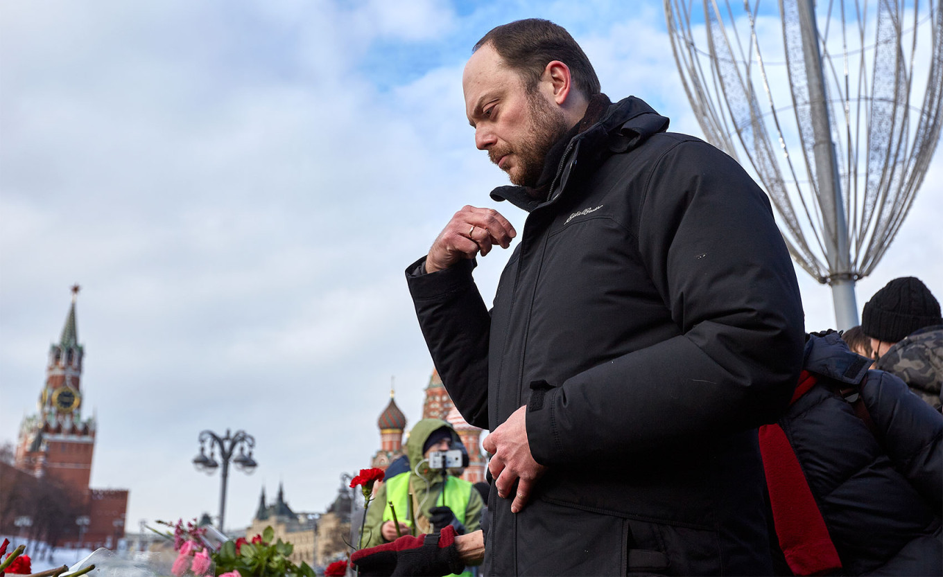  Opposition politician and publicist Vladimir Kara-Murza makes the sign of the cross at the place of Boris Nemtsov's death in Moscow. Michał Siergiejevicz (CC BY 2.0) 