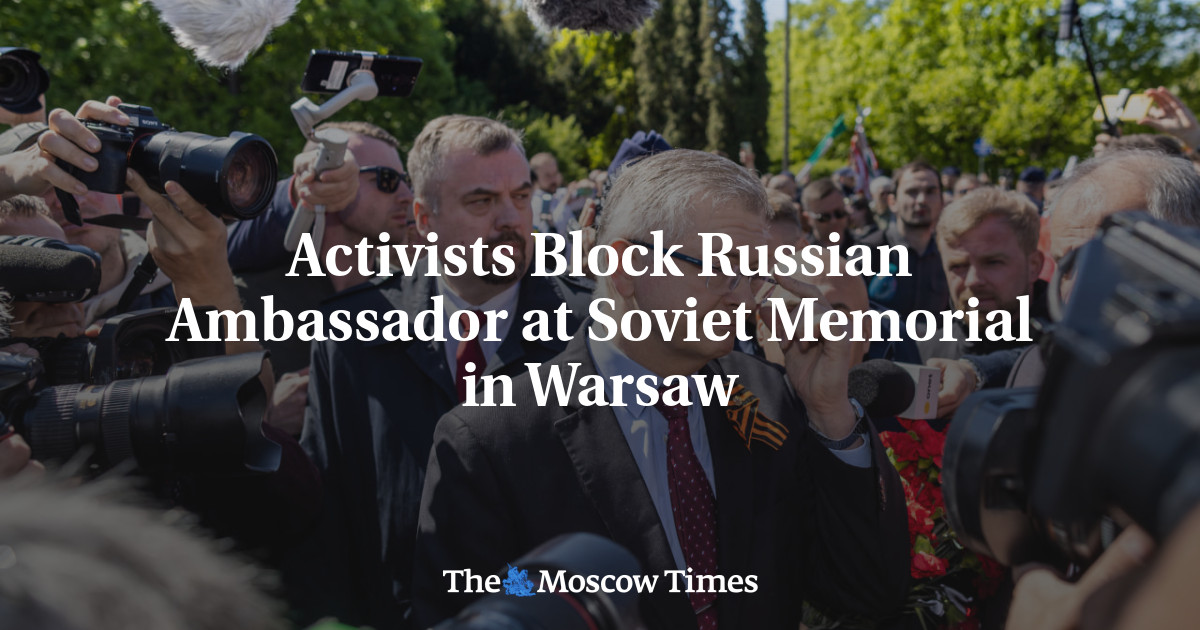 Activists Block Russian Ambassador at Soviet Memorial in Warsaw