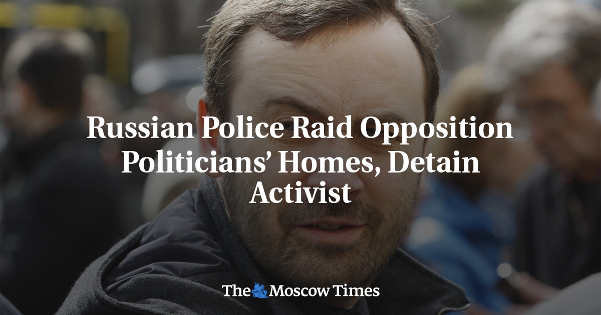Russian Police Raid Opposition Politicians’ Homes, Detain Activist