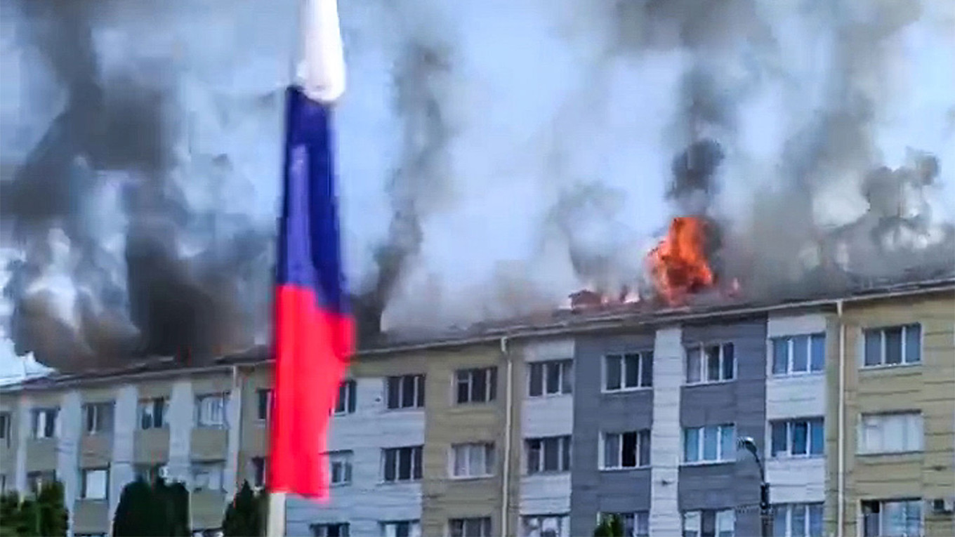  A dormitory in Shebekino on fire after a direct hit by Ukrainian shells. Bogdan Sobolev / TASS 