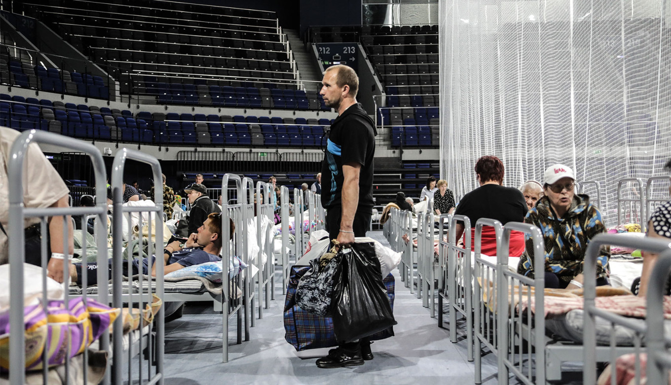  Residents of Shebekino in a temporary accommodation center in a Belgorod stadium. Nikita Tsitsagi / NEWS.ru / TASS 