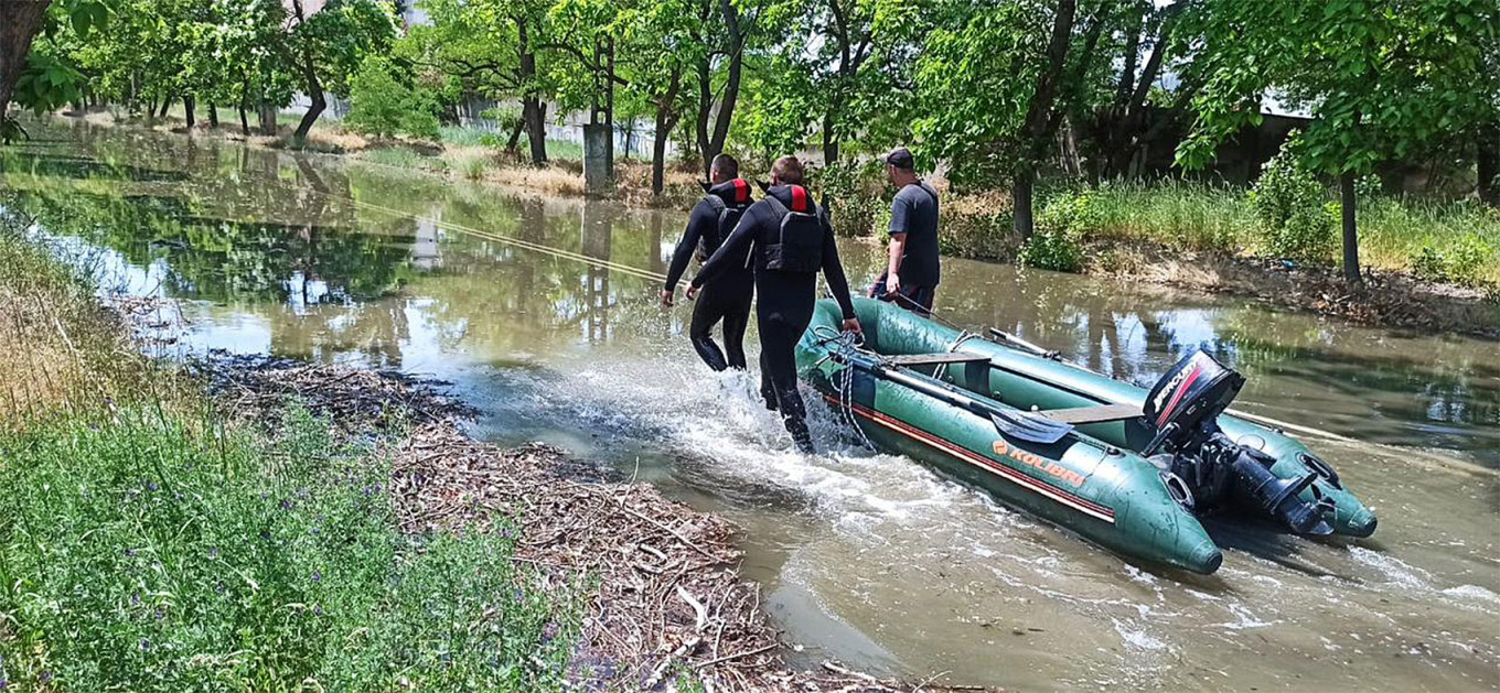  Rescuers in flooded Kherson. State Emergency Service ofUkraine 