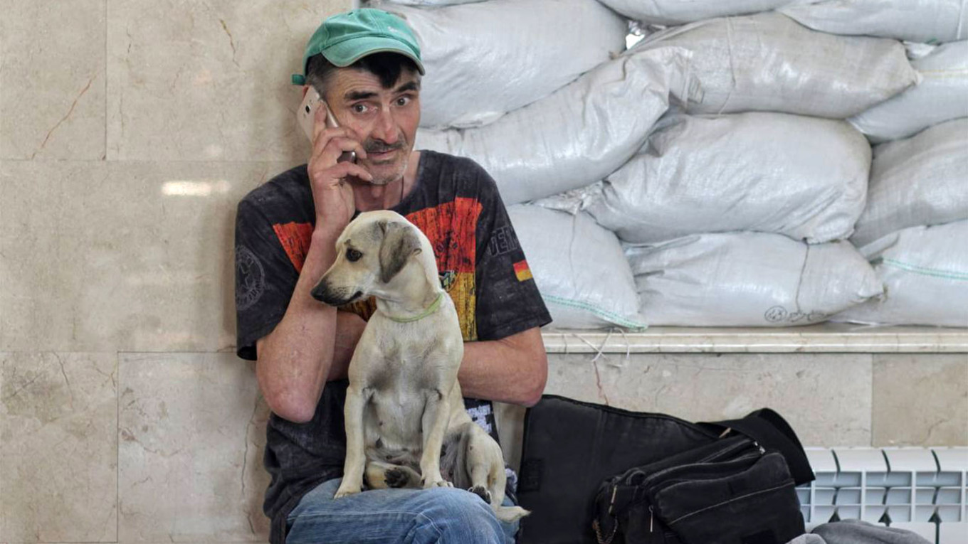  An evacuee at the Kherson railway station. t.me/mostks 