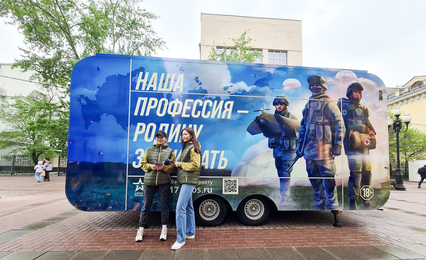  Distributing military recruitment leaflets. Denis Voronin / Moskva News Agency 