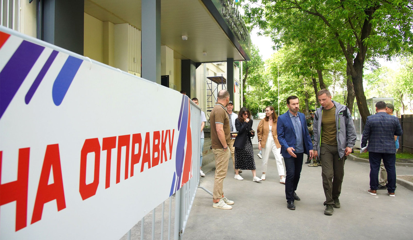  Military recruitment center on Yablochkova Street in Moscow. Alexander Avilov / Moskva News Agency 