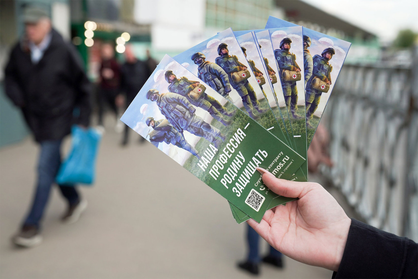  Distribution of military recruitment leaflets in Moscow. Pelagia Tikhonova / Moskva News Agency 