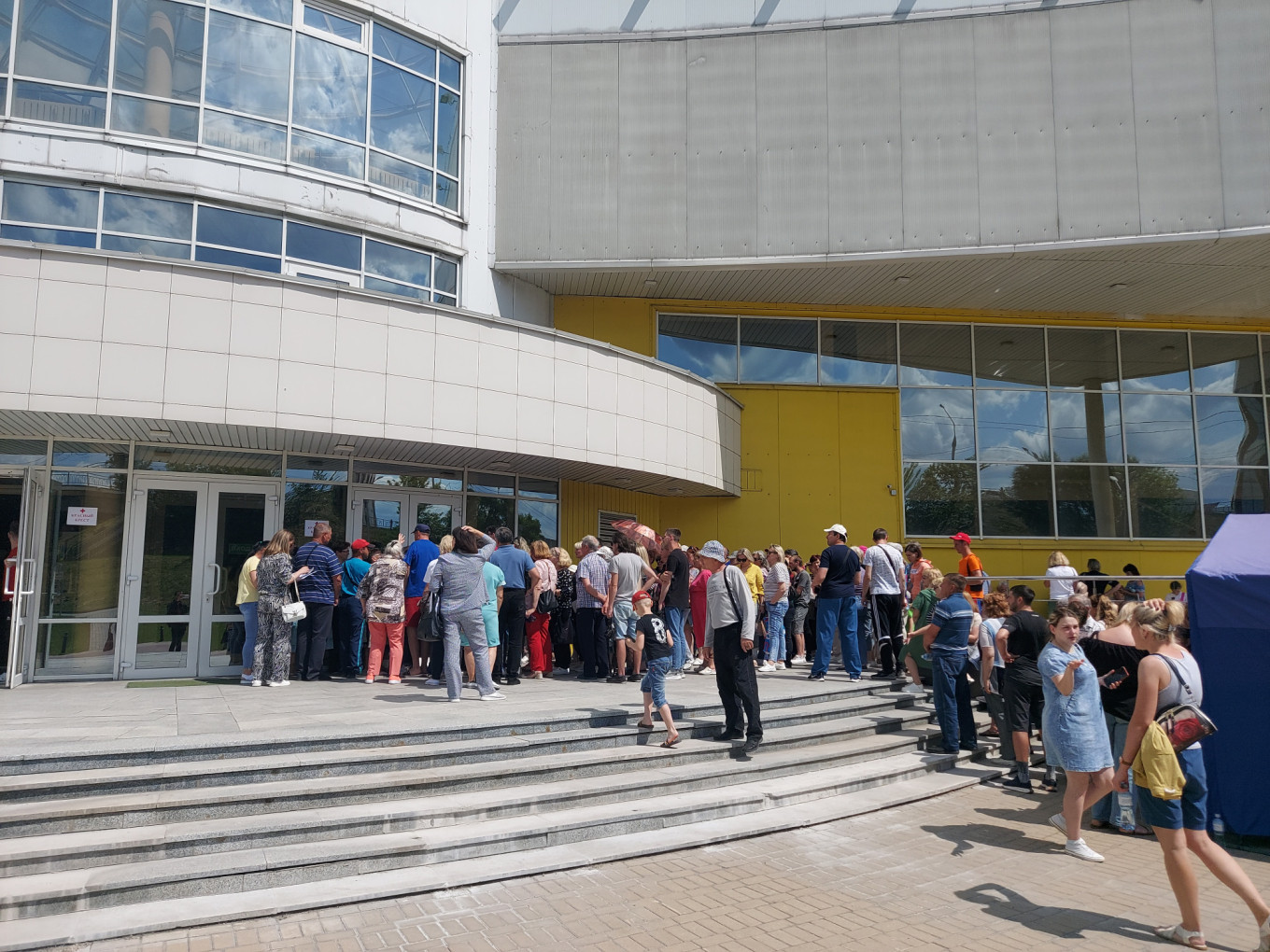  Evacuees from Shebekino queue Giovanni Pigni / MT 