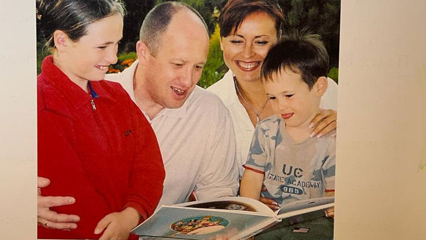  Yevgeny Prigozhin with his wife and children in a photo from "Indraguzik." MT 