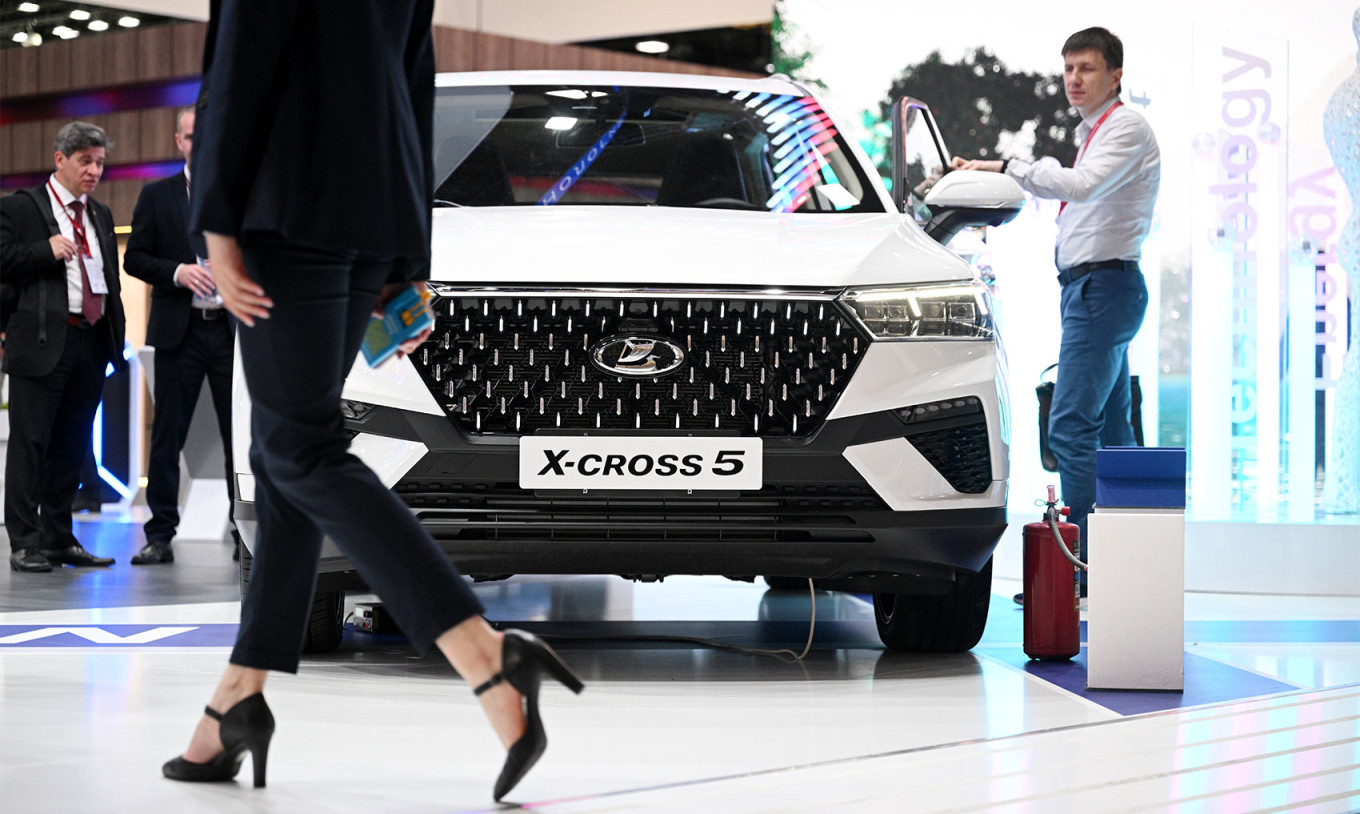  A Lada X-Cross car at the exhibition in ExpoForum Convention and Exhibition Center. Ramil Sitdikov / RIA Novosti Photohost agency 