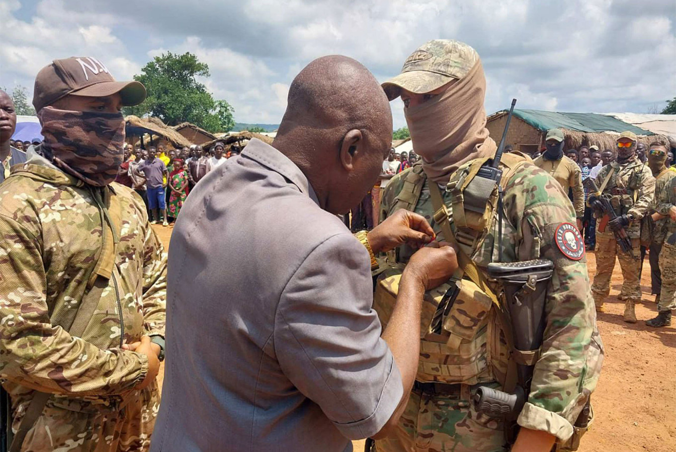  Instructors from the Wagner PMC received CAR state honours in Bambari, in the east of the country. t.me/officersunion 