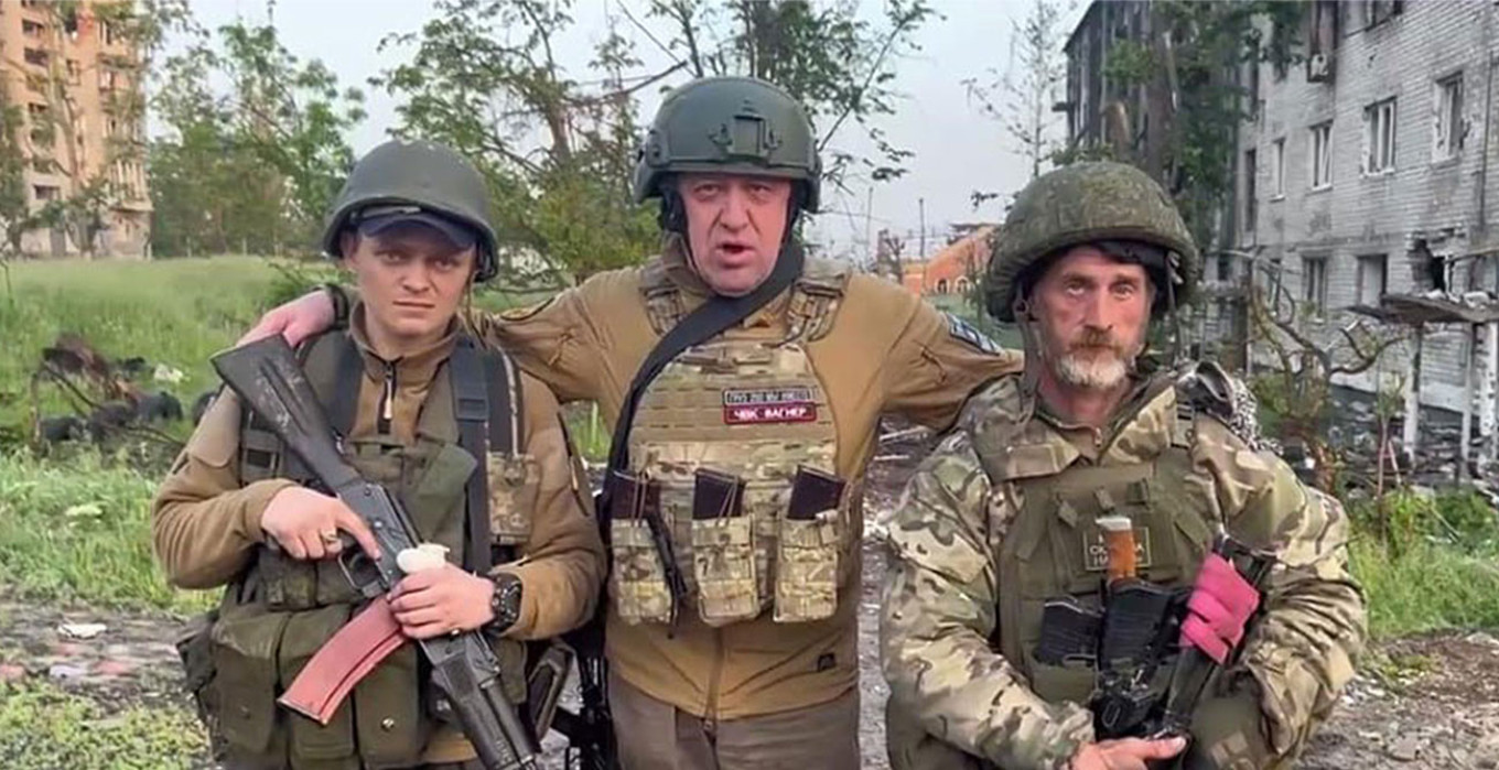  Yevgeny Prigozhin with two Wagner fighters in Bakhmut. t.me/razgruzka_vagnera 