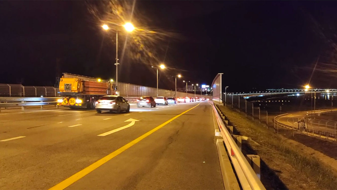  Restored traffic on one lane of the Crimean Bridge in the direction of Kerch. Marat Khusnullin / Telegram 