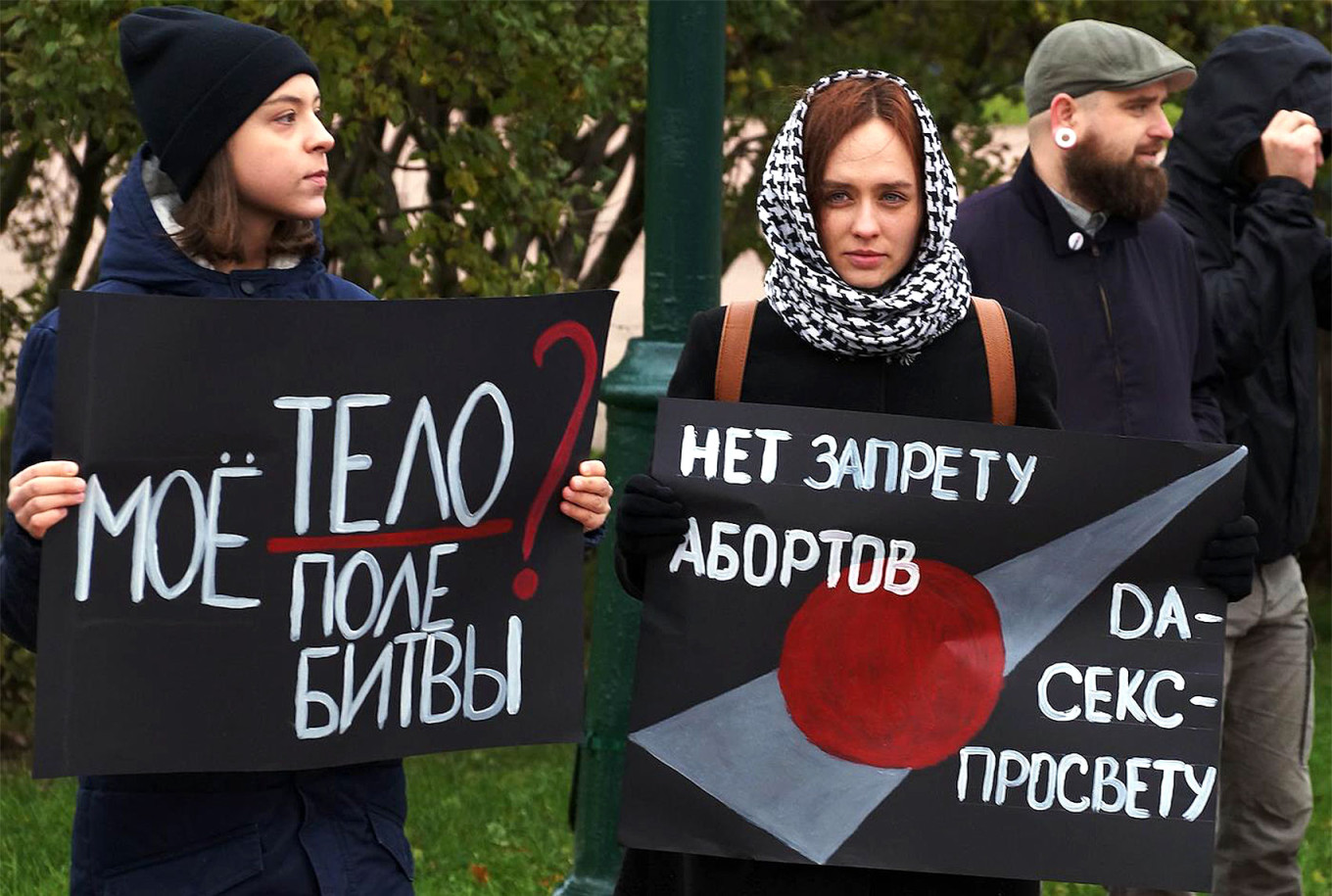  Feminist and leftist activists staging a picket in St. Petersburg in defense of abortion rights. Alexander Chizhenok / Kommersant 