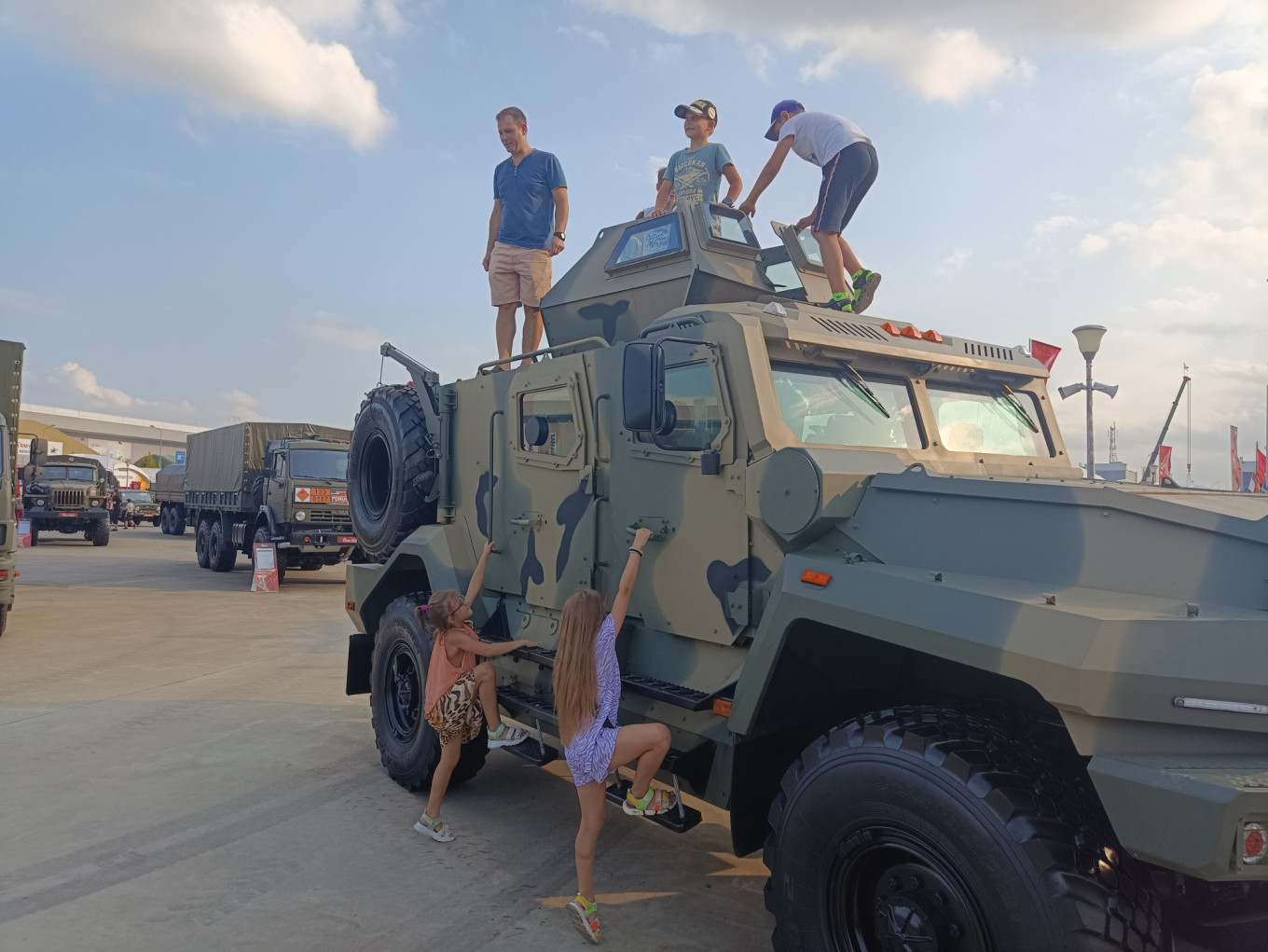  Children climb on a military vehicle. Giovanni Pigni / MT 