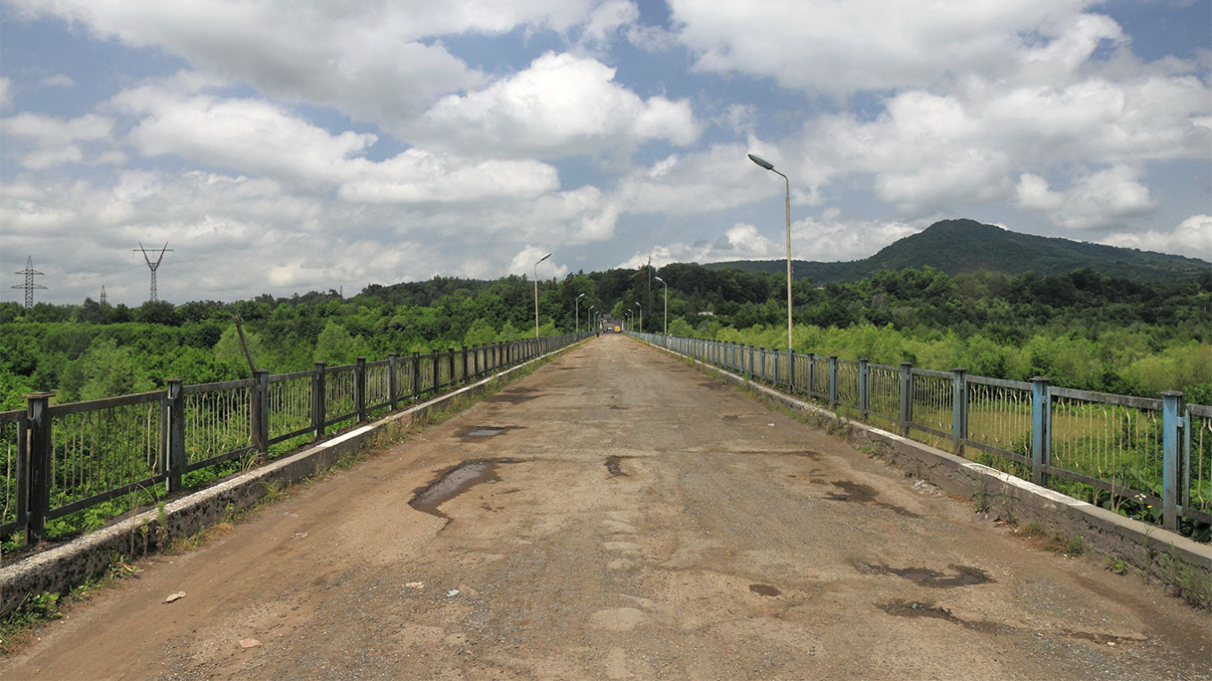  Bridge over the Inguri River on the border between Georgia and Abkhazia. Marcin Konsek (CC BY-SA 4.0) 