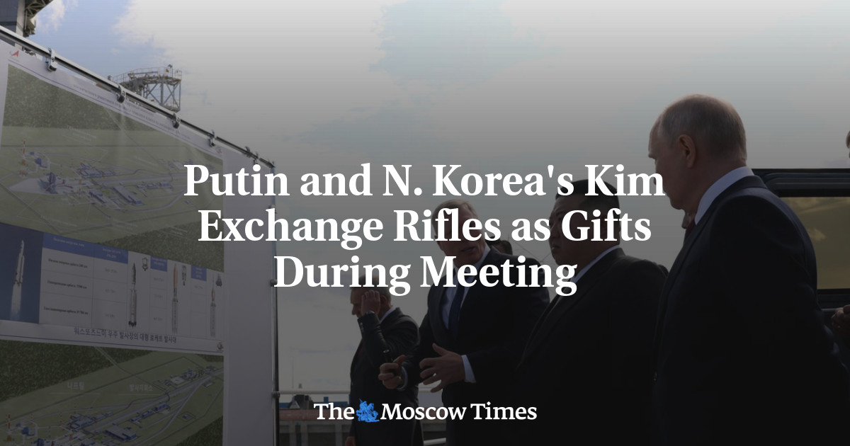Putin and N. Korea’s Kim Exchange Rifles as Gifts During Meeting