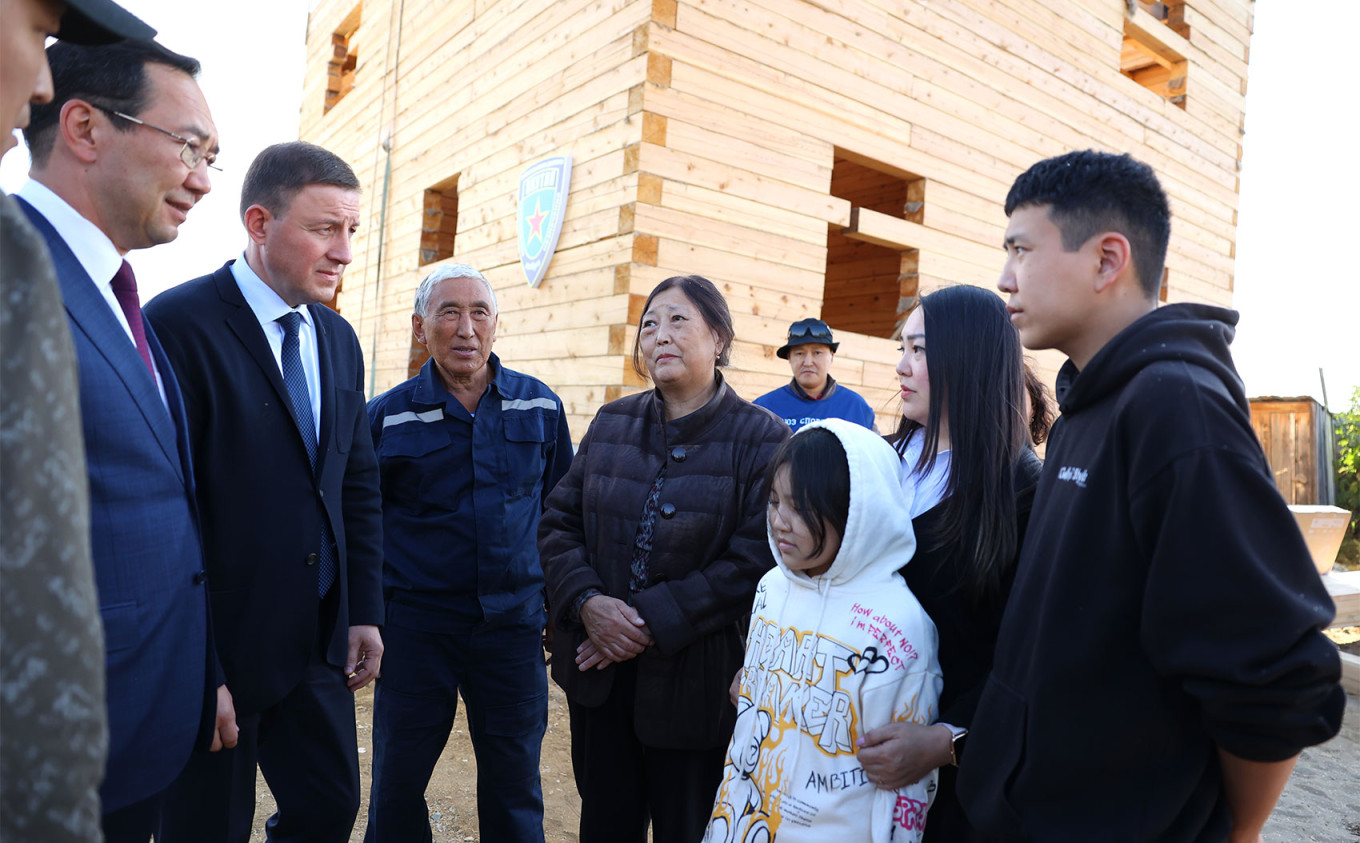  Andrei Turchak (L), secretary of the general council of the United Russia party, during a visit to the republic of Sakha (Yakutia). er.ru 