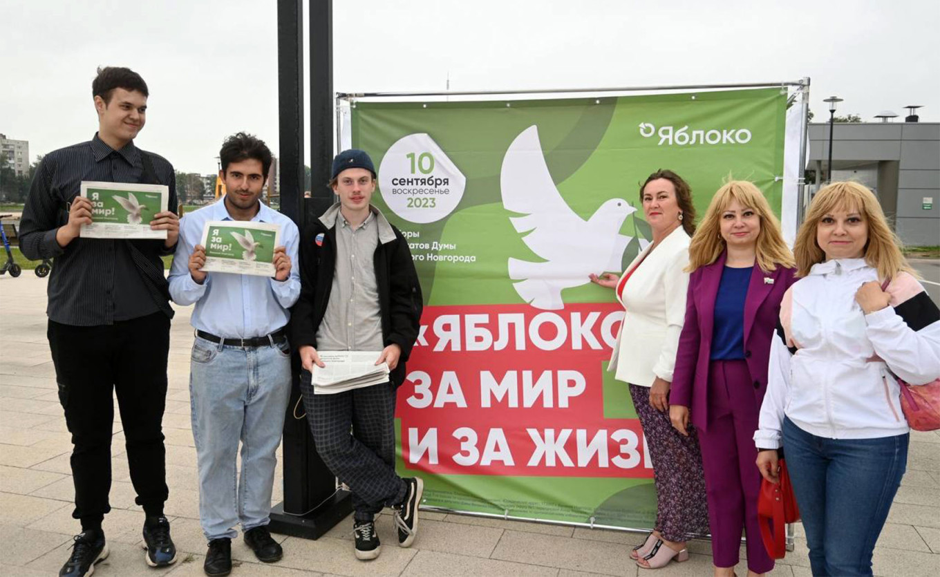  A team of Yabloko campaigners in Veliky Novgorod. yabloko.ru 