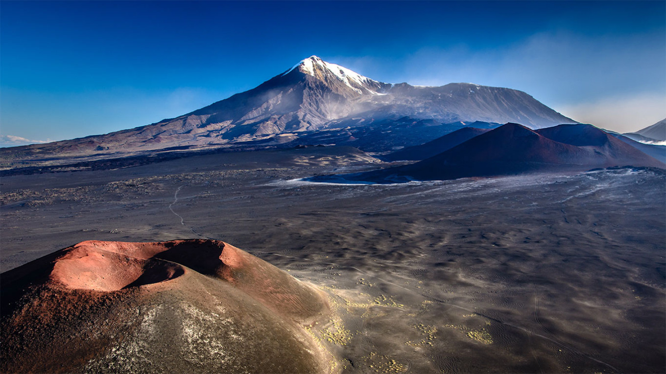  South side of Tolbachik volcano in Kamchatka. kuhnmi (CC BY 2.0) 