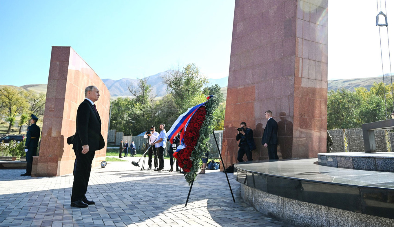  Laying a wreath at a memorial in Bishkek. Pavel Bednyakov, RIA Novosti / kremlin.ru 