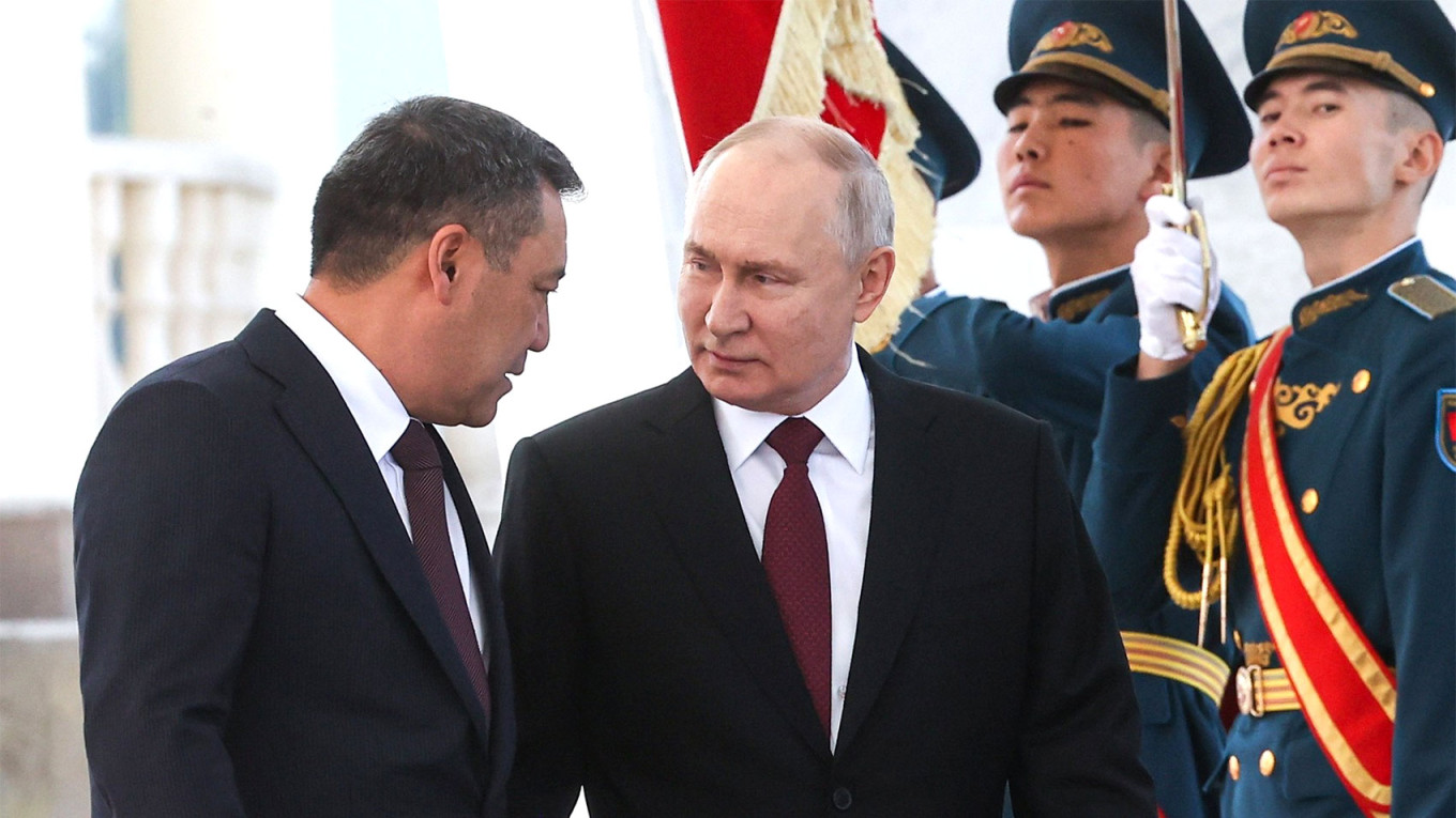  Putin with Kyrgyz President Sadyr Japarov at the official welcome ceremony in Bishkek. Sergei Karpukhin, TASS / kremlin.ru 