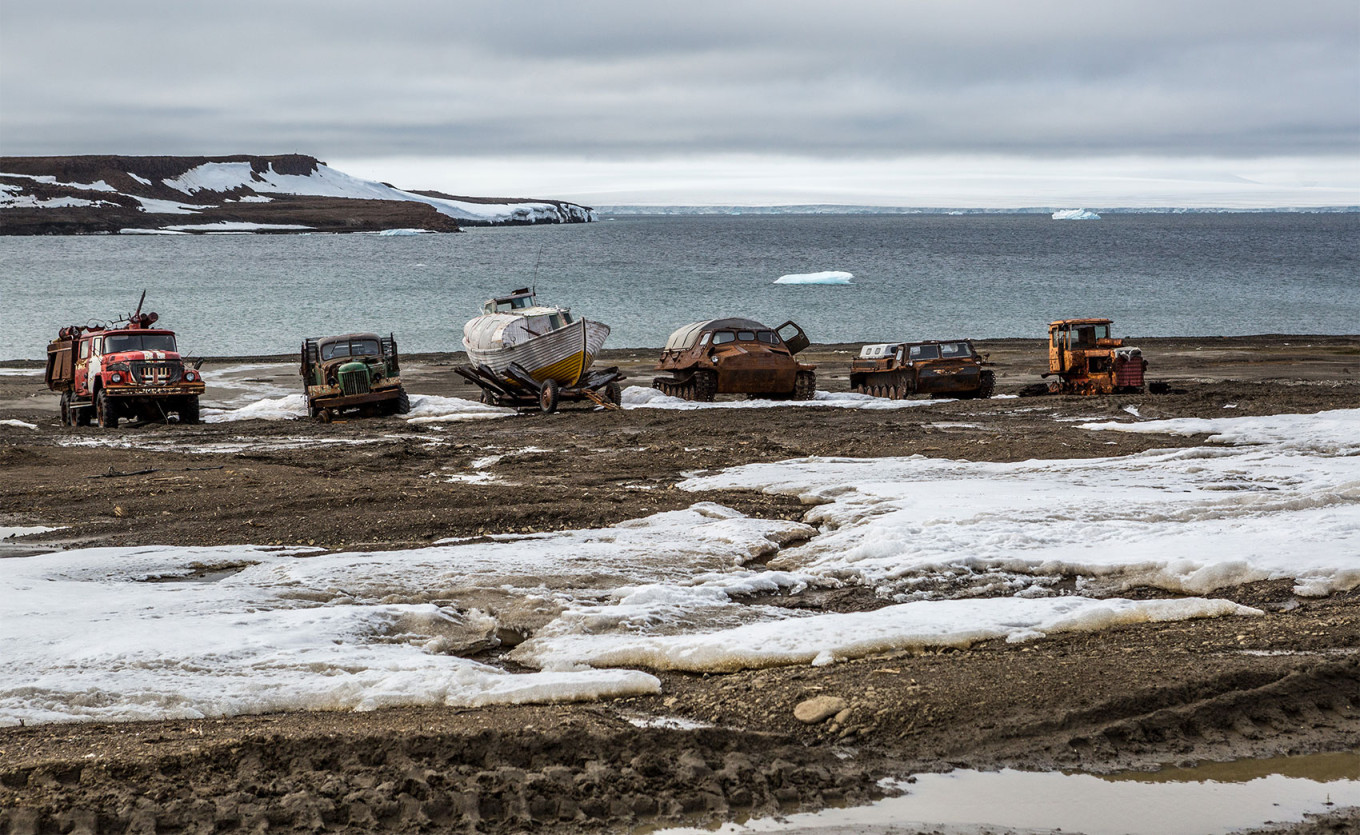  Remains of Soviet polar equipment on Hayes Island, Franz Josef Land. Timinilya (CC BY-SA 4.0) 