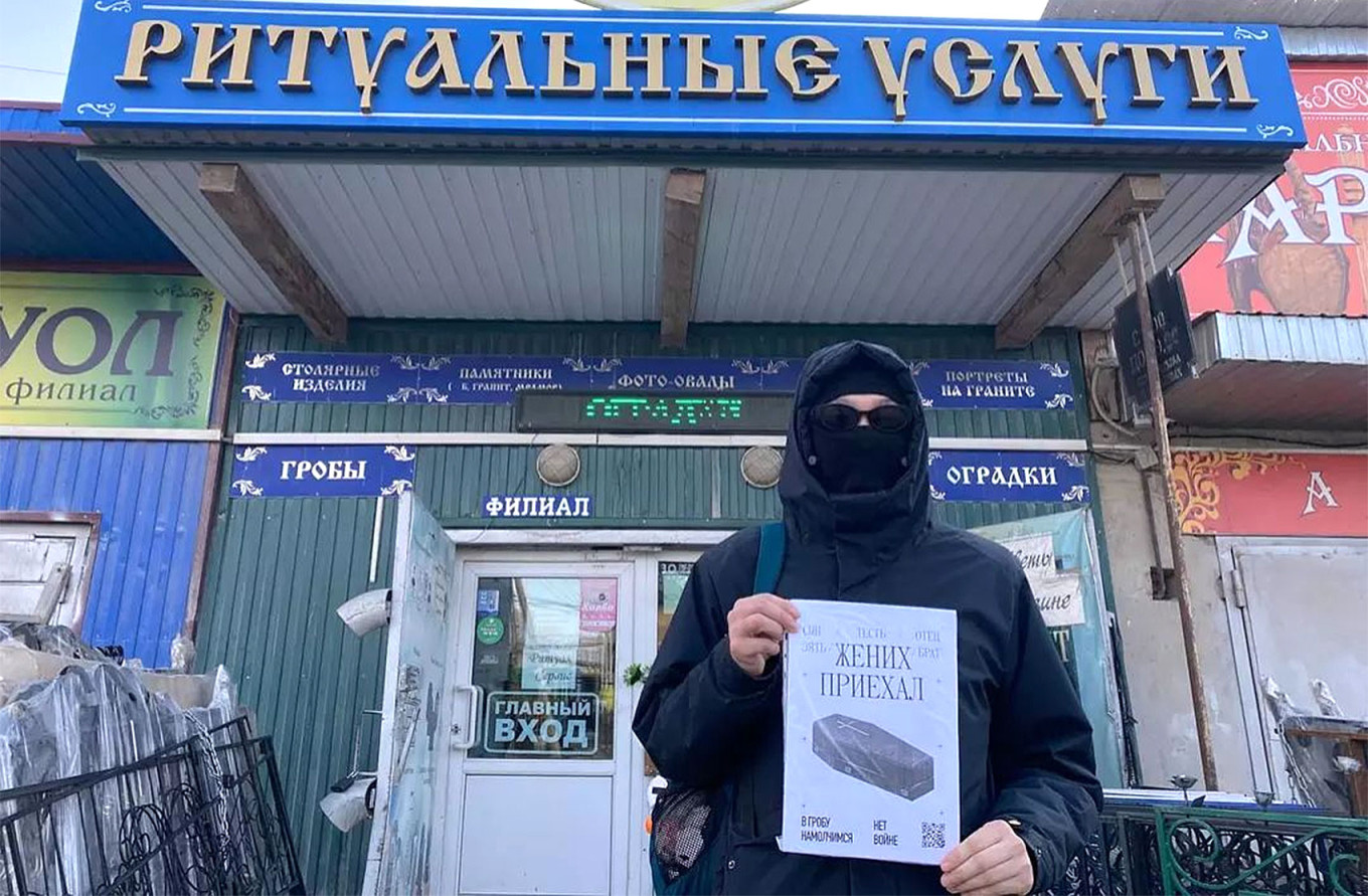  Ammosov with a poster reading "The groom has arrived." Aykhal Ammosov / Instagram 