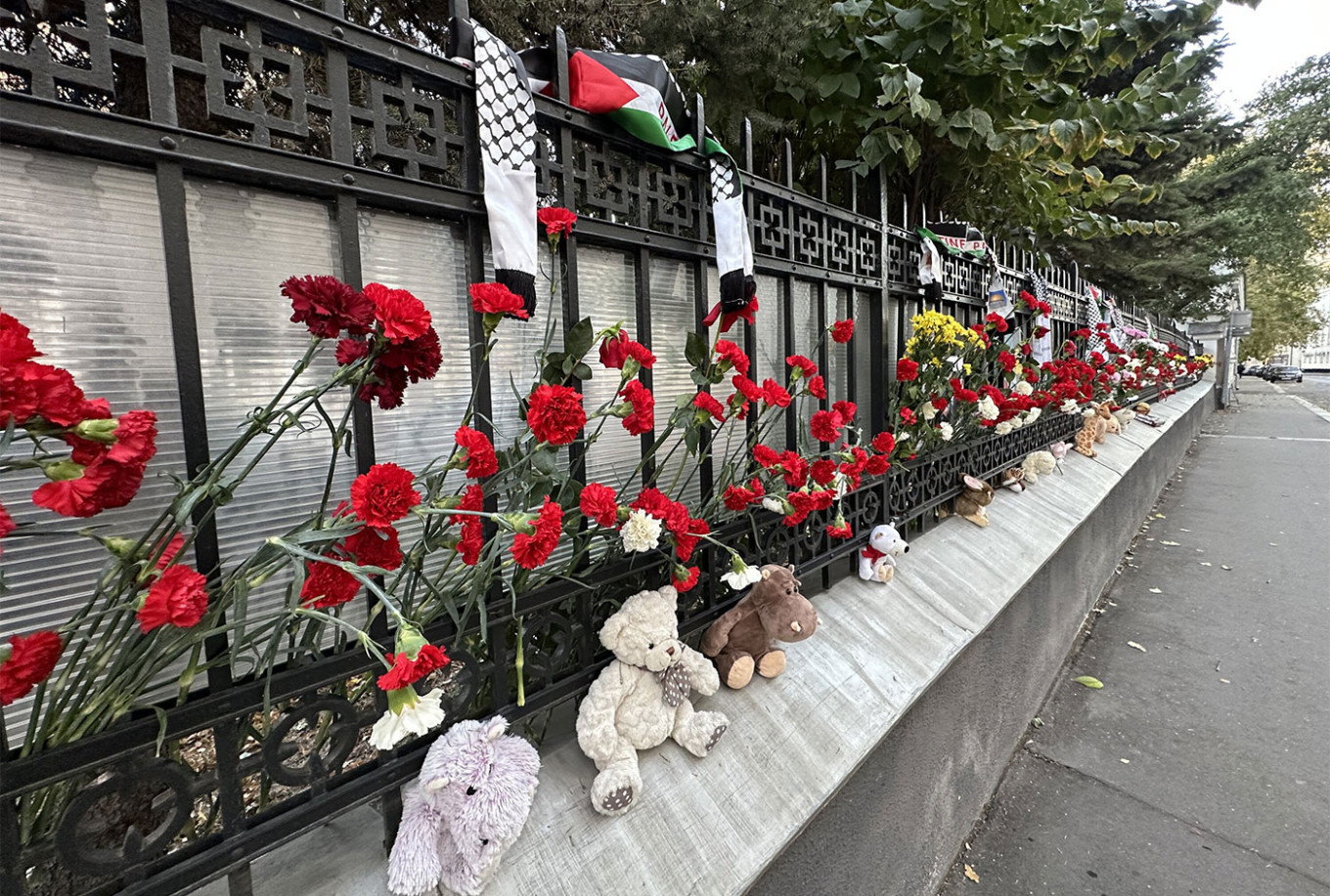  Flowers and toys in front of the Palestinian Embassy in Moscow. Moskva News Agency 