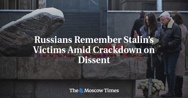 Russians Remember Stalin’s Victims Amid Crackdown on Dissent