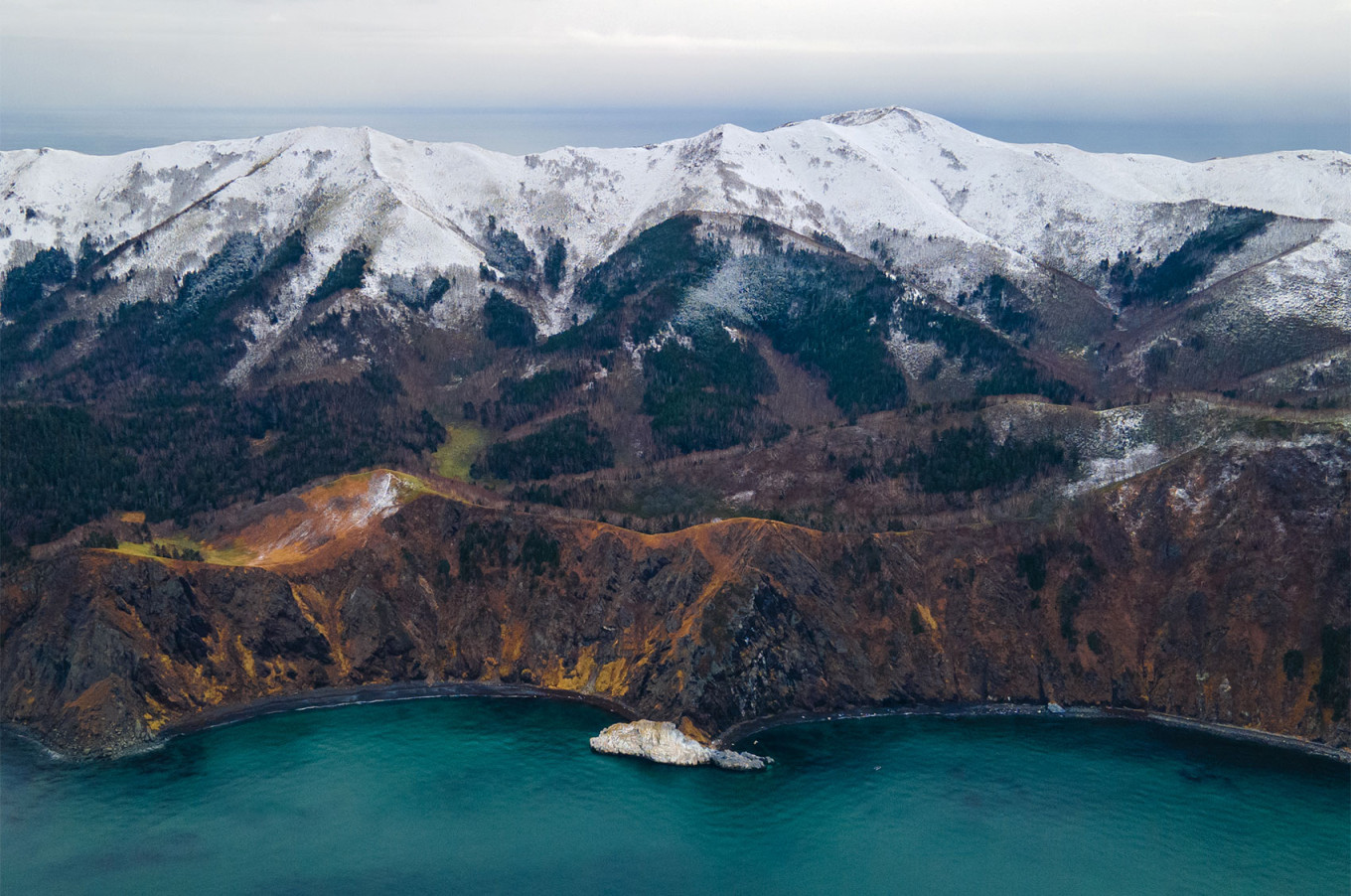  Marble Bay on Sakhalin. Pavelappps (CC BY 4.0) 