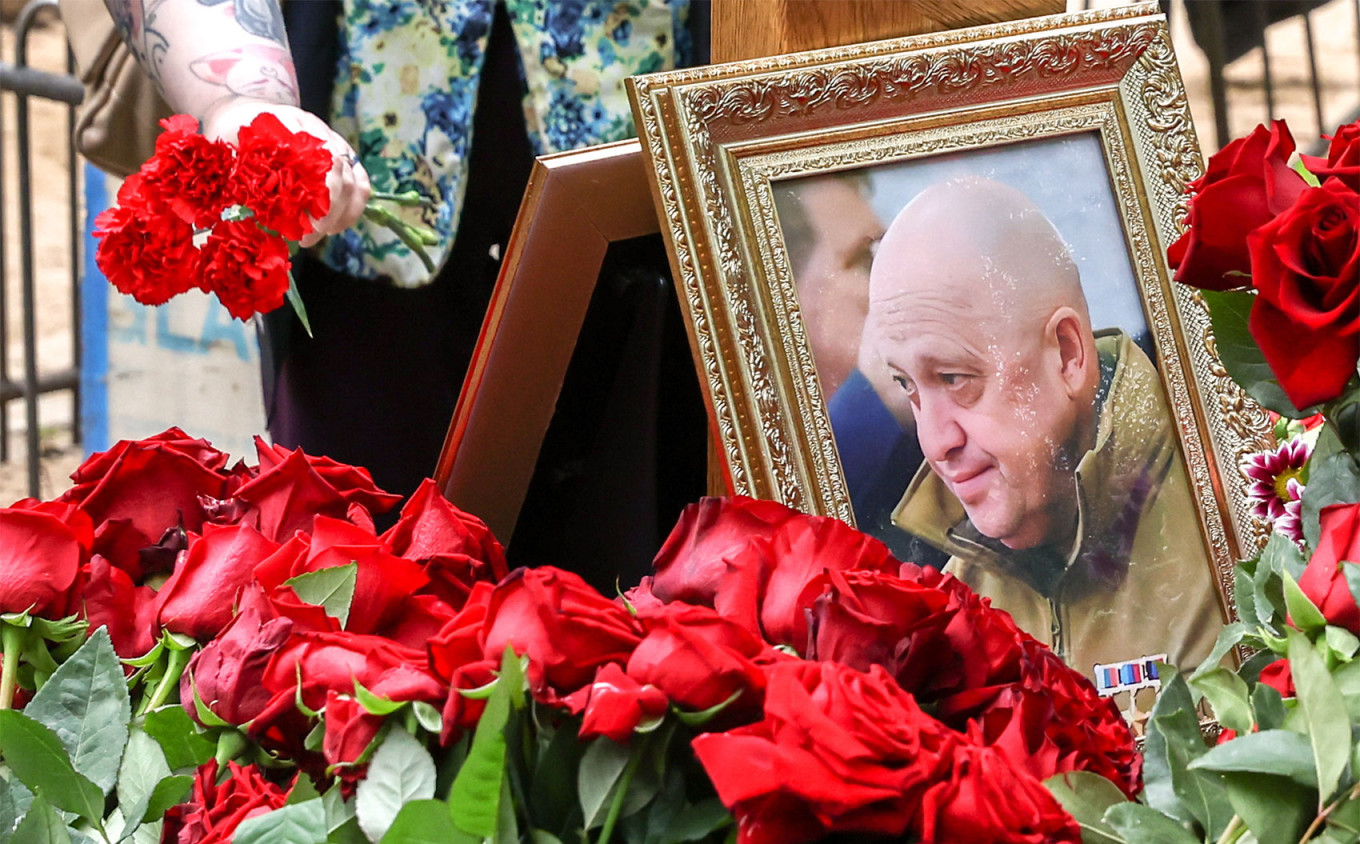  Flowers laid at Prigozhin's grave at Porokhovskoye Cemetery in St. Petersburg. Peter Kovalev / TASS 