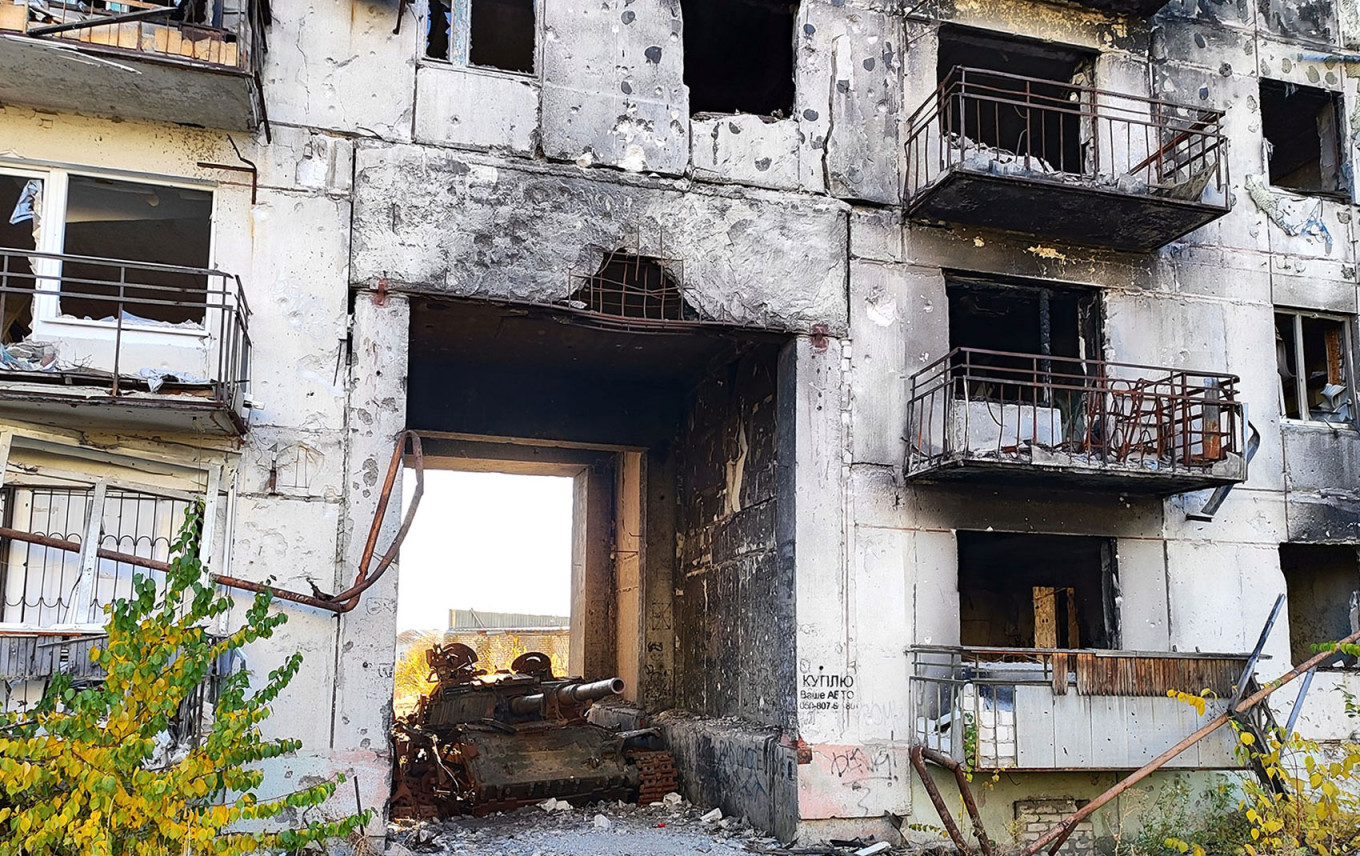  A destroyed Ukrainian tank in an apartment building's archway. MT 